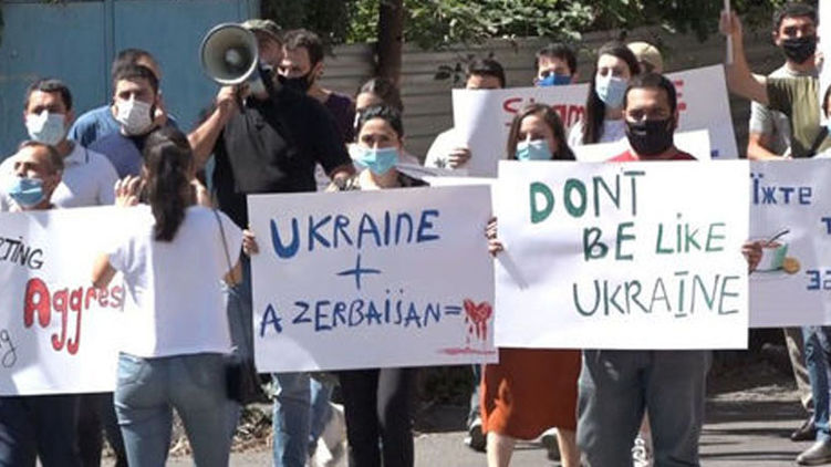 В Ереване пикетировали посольство Украины из-за заявления МИДа, в котором армяне увидели поддержку азербайджанцев в обострении конфликта. Фото: стоп-кадр из видео Yerevan Today