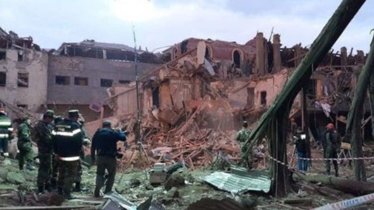 Разрушенные после обстрела Гянджи дома. Фото МИД Азербайджана