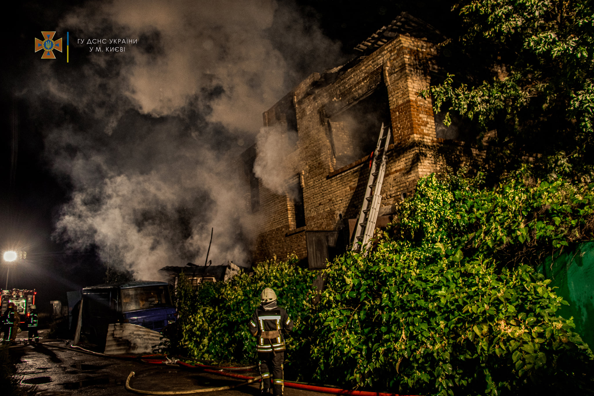 В Киеве сгорел частный дом и автомобили. Скриншот из фейсбука ГСЧС