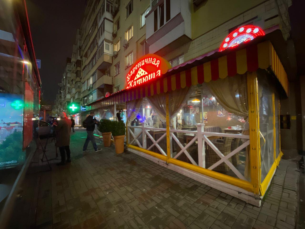 Вход в кафе