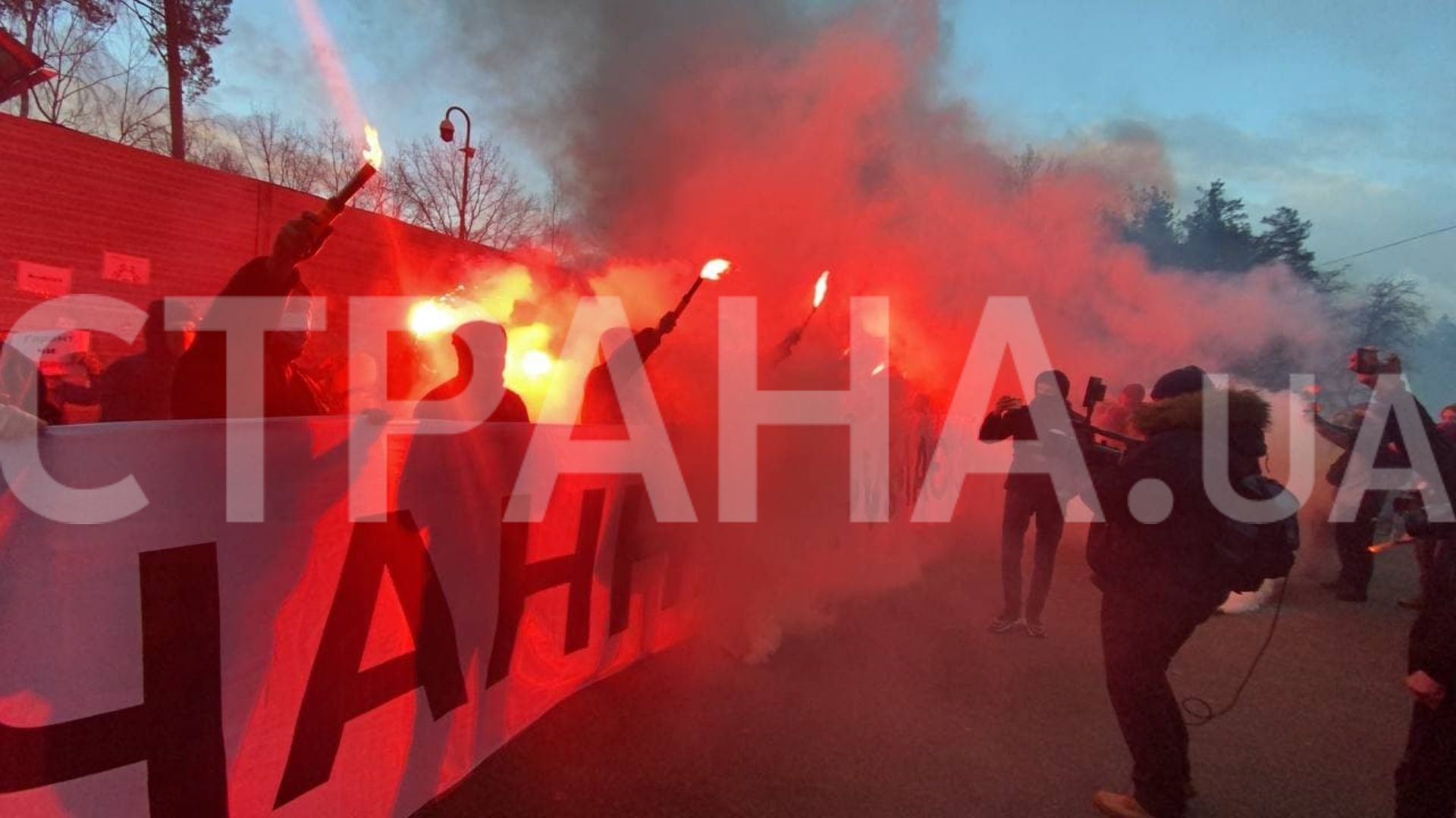 Спустя час после начала в у резиденции Зеленского завершилась акция протеста сторонников Стерненко. Фото: Страна