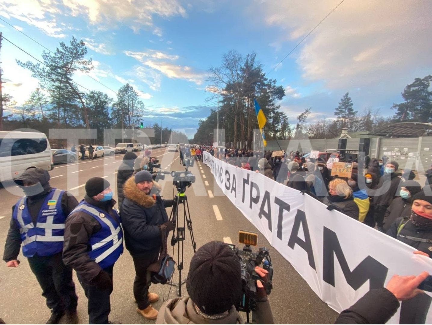 Спустя час после начала в у резиденции Зеленского завершилась акция протеста сторонников Стерненко. Фото: Страна