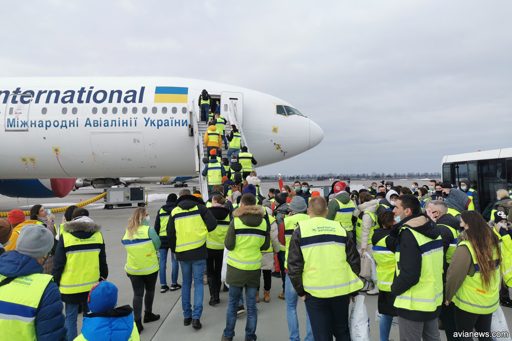 МАУ запустила рейсы "в никуда" по Киеву с пилотами-экскурсоводами. Фото: Авианьюс