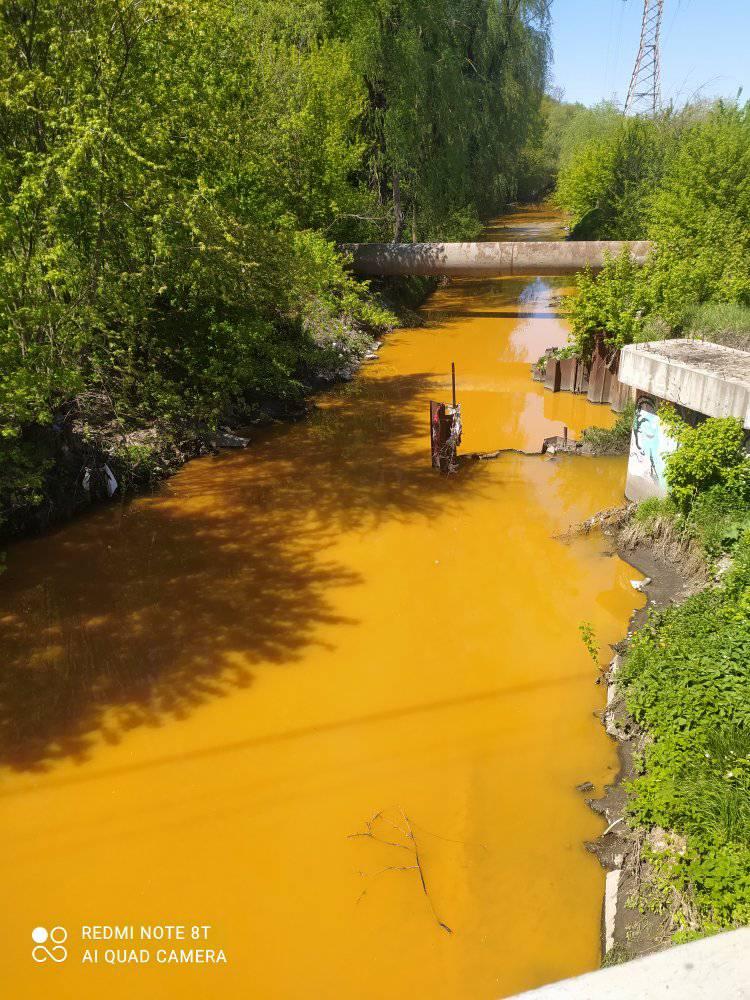 река Лыбедь стала желтой