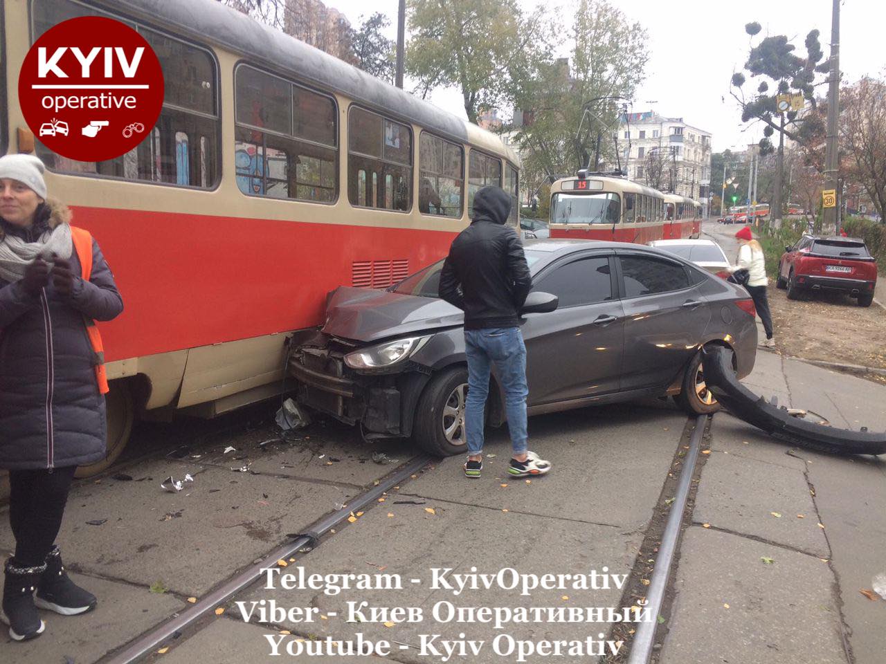 В Киеве Hyundai въехал в трамвай. Фейсбук-пост Киев Оперативный