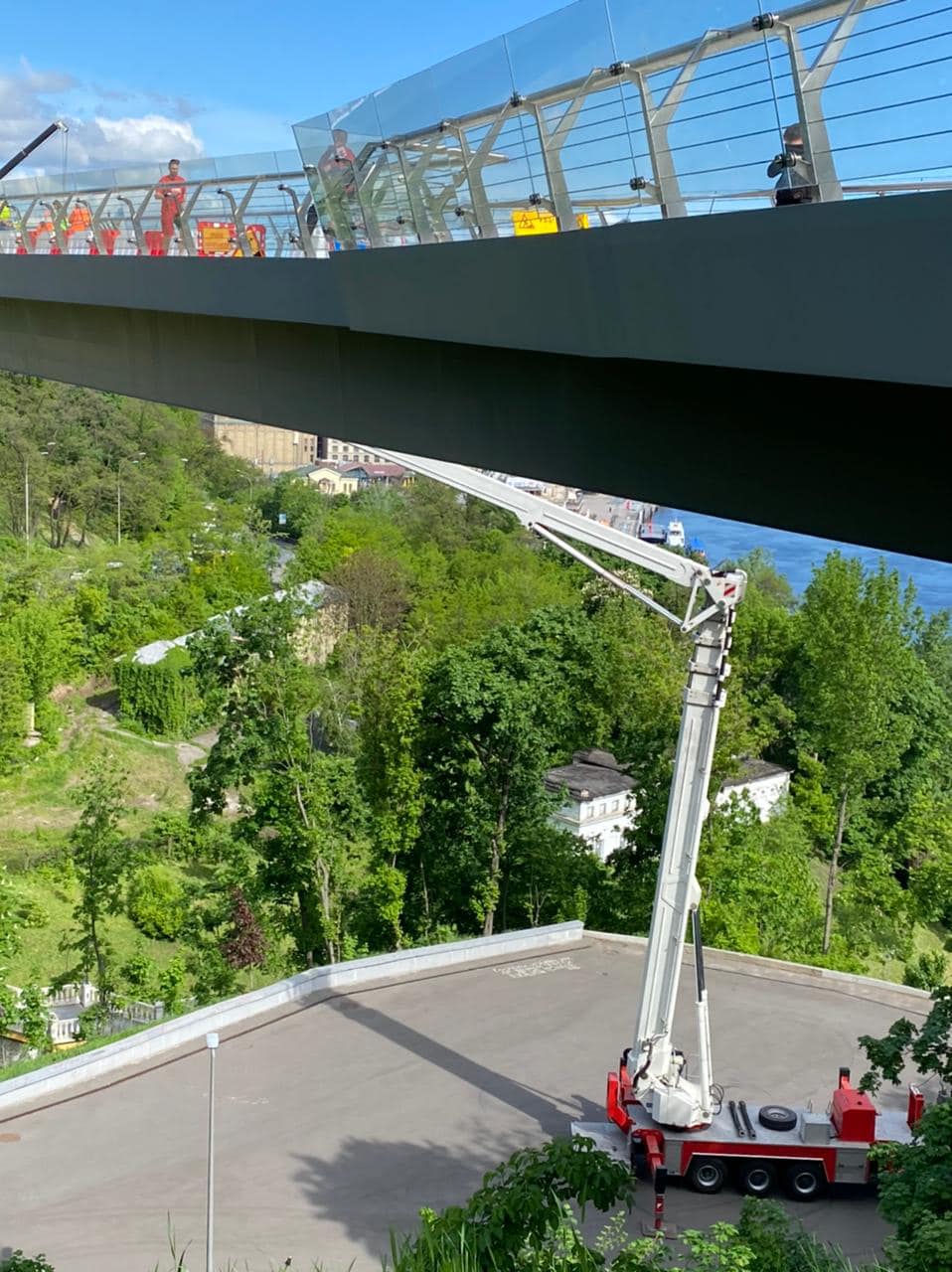 В Киеве ремонтируют мост Кличко. Фото: Киевавтодор
