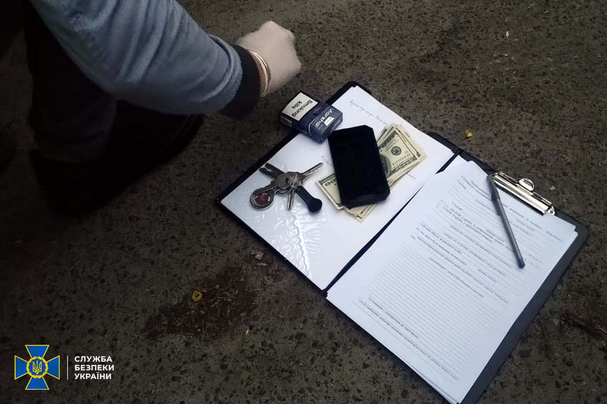 В Киеве задержали торговцев оружием из зоны ООС. Скриншот фейсбука СБУ Киева