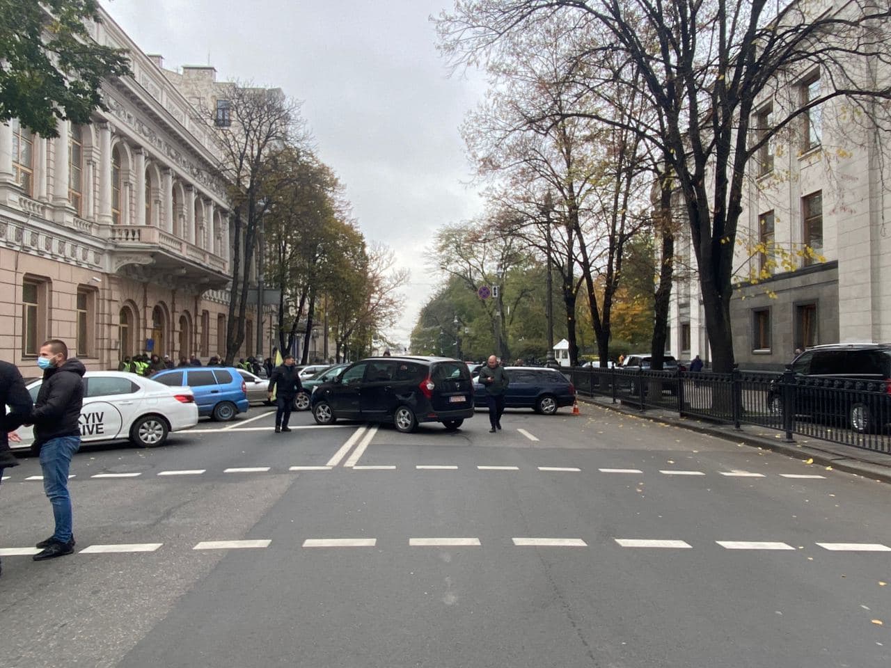 Евробляхеры перекрыли улицу Грушевского. Фото: Страна