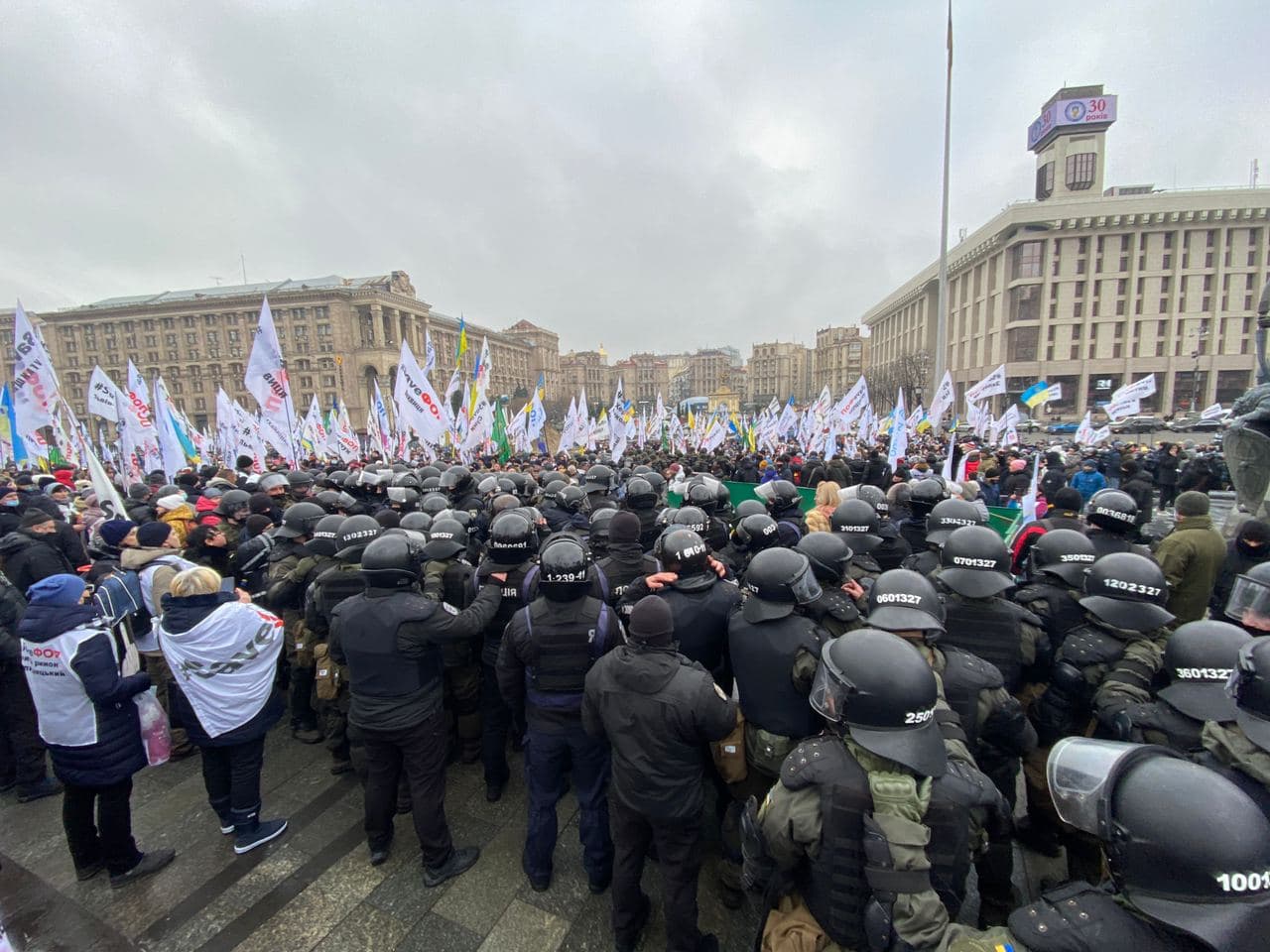 Силовиков стянули на Майдан. Фото: "Страна"