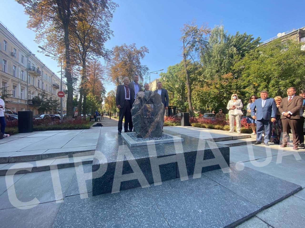 В Киеве установили камень в честь Франко. Фото: Страна