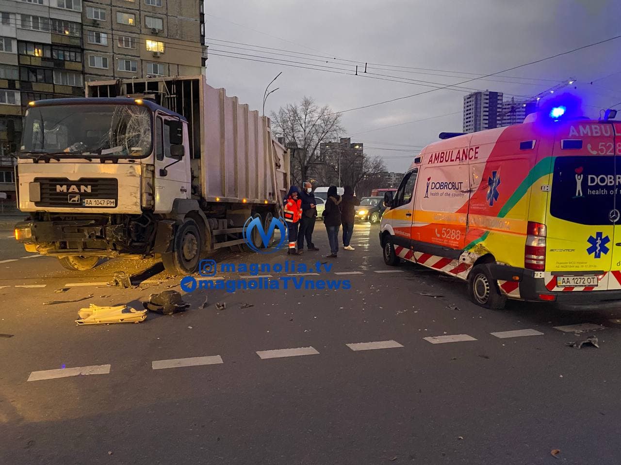 В Киеве мусоровоз врезался в скорую. Скриншот сообщения