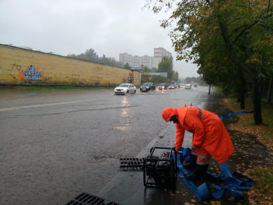 Киевавтодор ликвидирует последствия мощного ливня в столице. Фото: Facebook