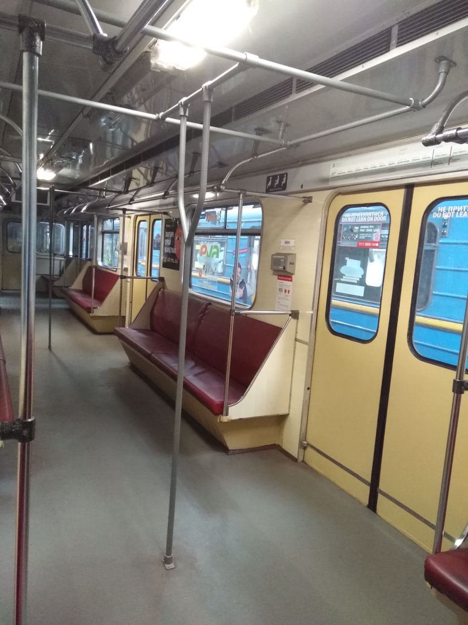 Фото поручня в киевском метро в Facebook