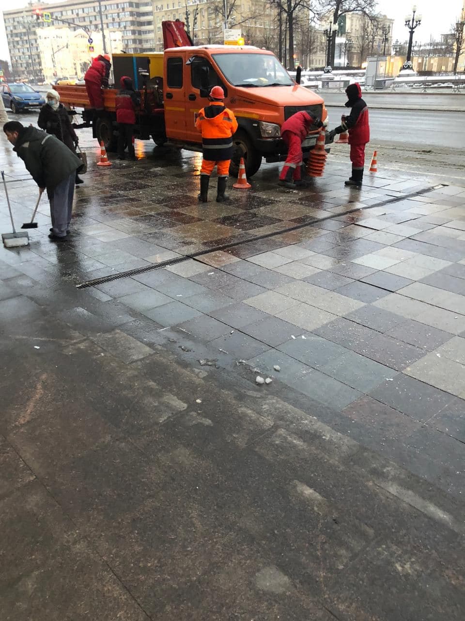 Рабочие перекладыват плитку в Москве. Фото: Проект в Facebook