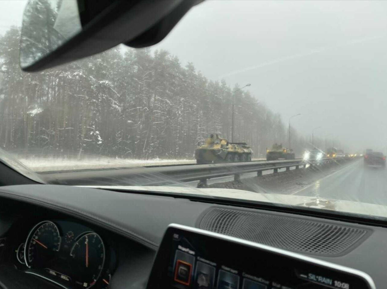 Бронетехника подъезжает к Москве. Фото: Медуза