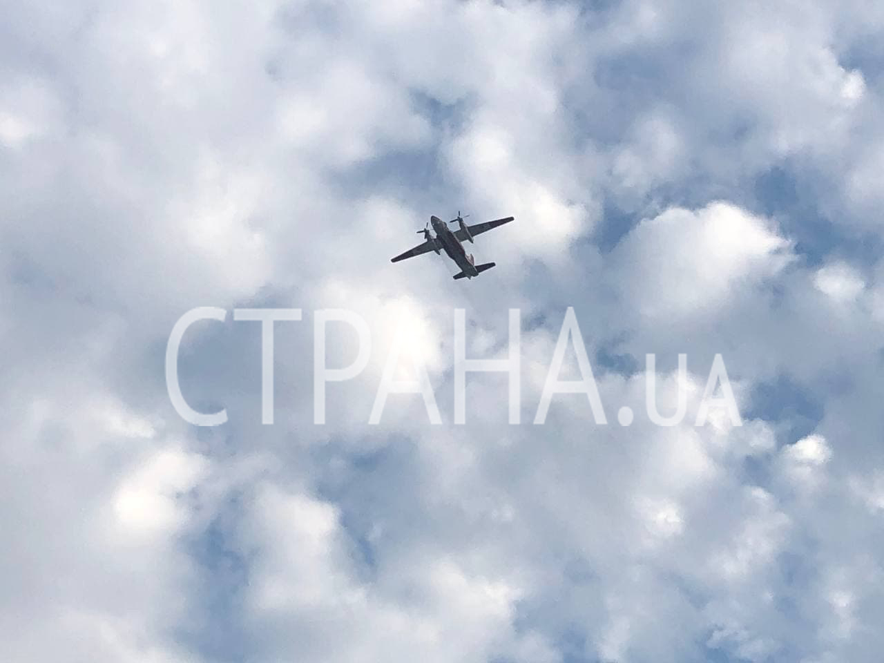 Фото "Страны" авиации в небе над Киевом