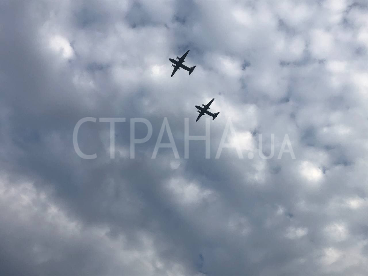 Фото "Страны" авиации в небе над Киевом