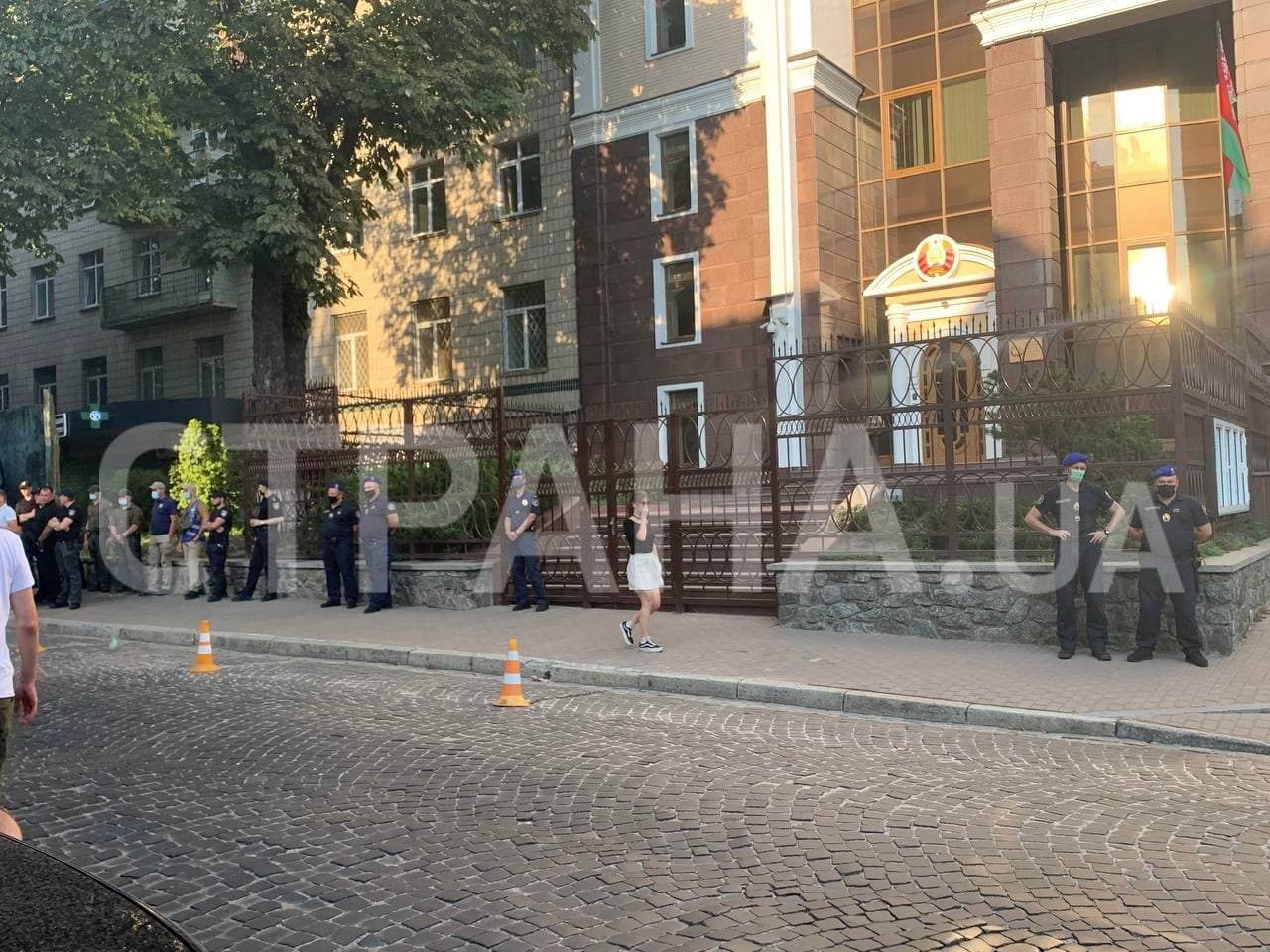 Полиция у здания посольства