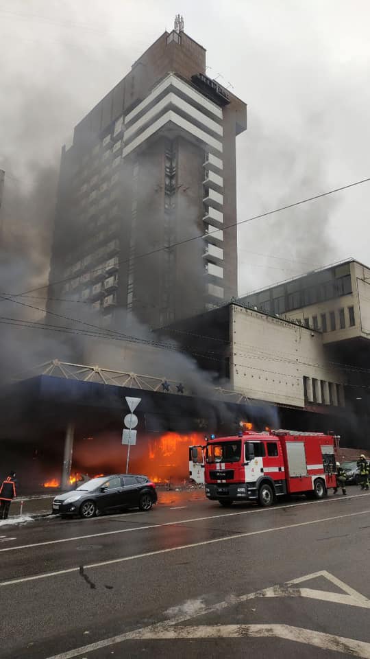 Пожарным удалось потушить возгорание в центре Киева. Фото: facebook.com/DSNSKyiv