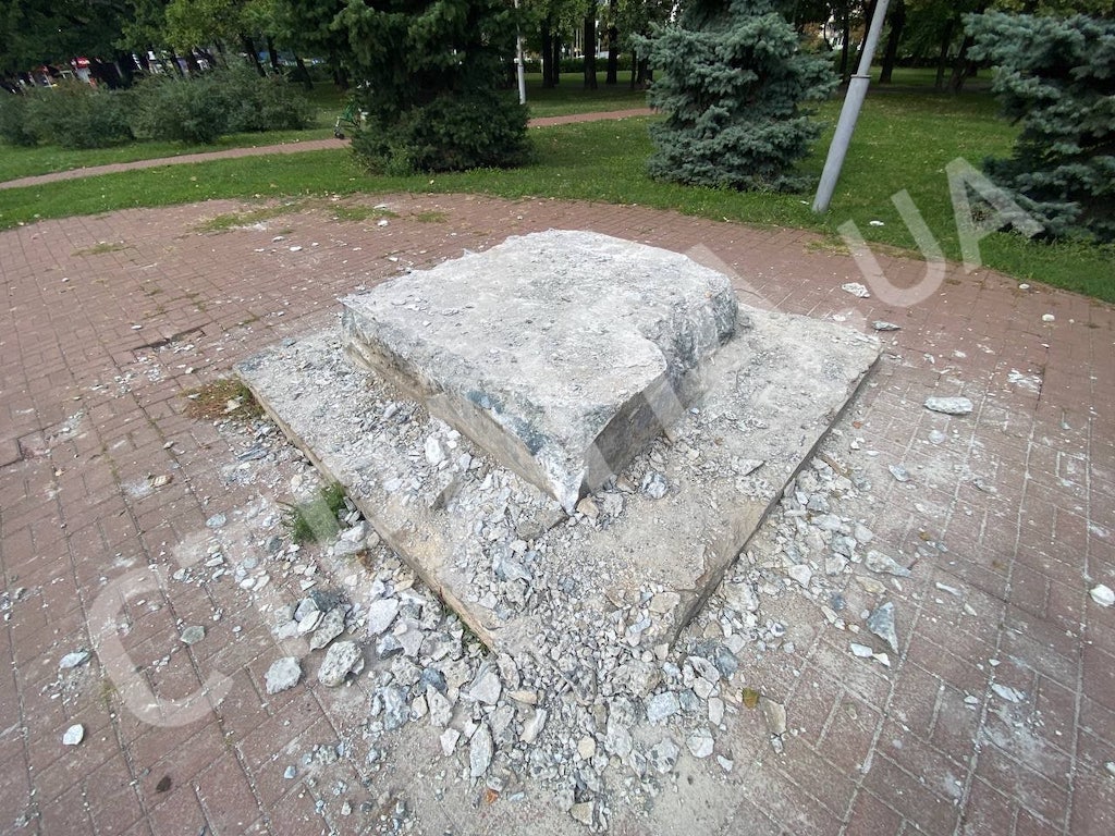 В Киеве демонтировали памятный знак в честь дружбы с Москвой. Фото: Страна