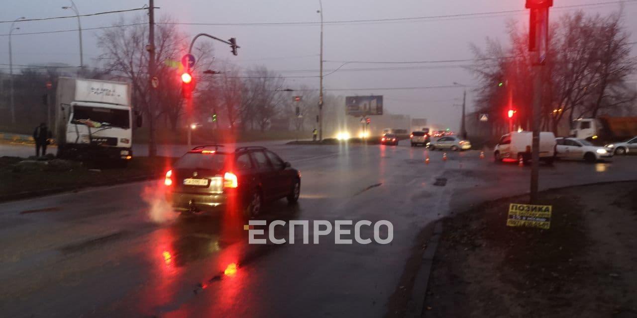 В Киеве грузовик столкнулся с грузовиком, есть пострадавшие. Фото: espreso.tv