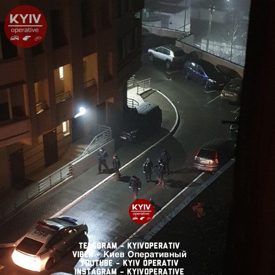 В Киеве в новогоднюю ночь из окна многоэтажки выбросилась девушка. Фото: Telegram/Kyiv Opertivniy