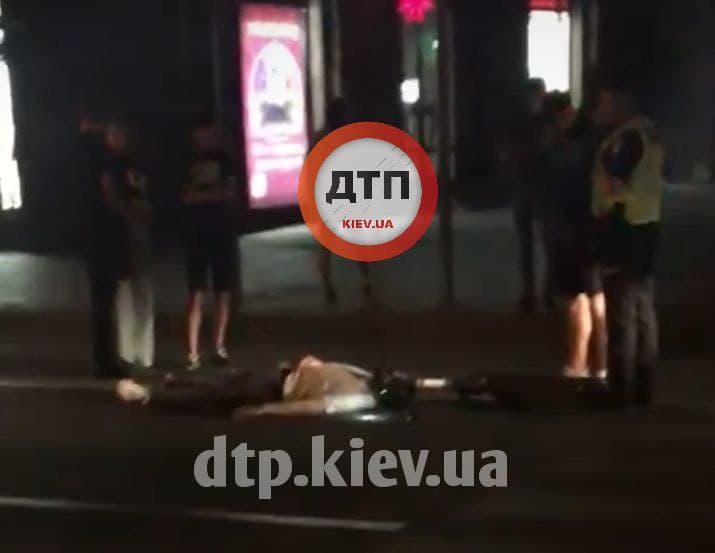 В Киеве на Крещатике обнаружили труп мужчины. Фото: Telegram/dtp.kiev.ua