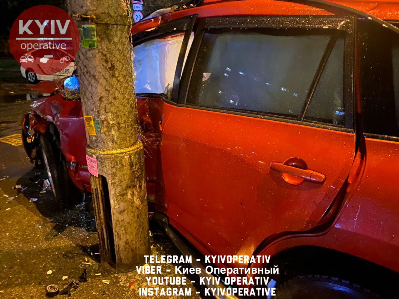 После столкновения двух машин в Киеве подросток остался без зуба. Фото: Киев оперативный