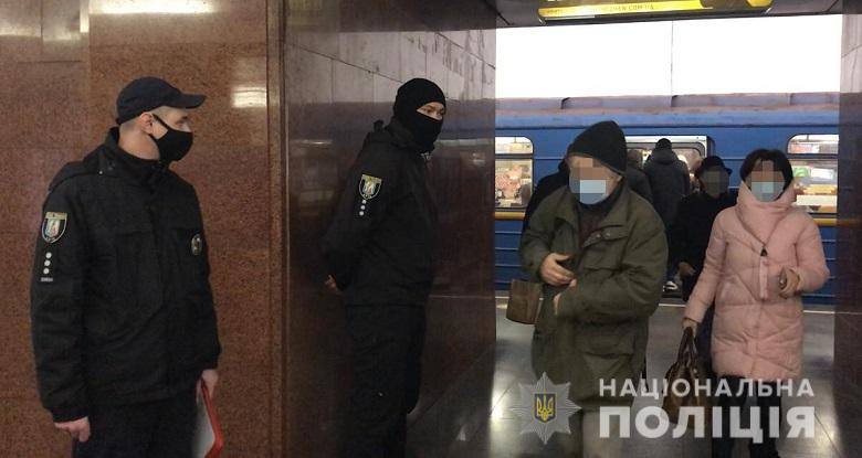 Полицейские оштрафовали киевлян почти на 15 тысяч гривен за неправильное ношение маски. Фото: Нацполиция