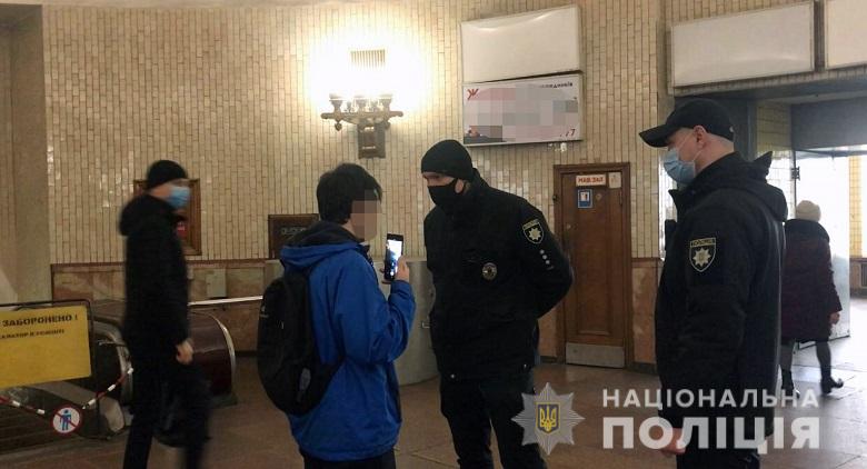 Полицейские оштрафовали киевлян почти на 15 тысяч гривен за неправильное ношение маски. Фото: Нацполиция