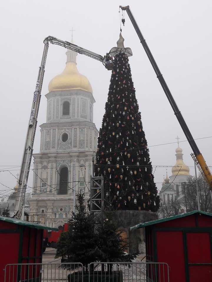 С главной елки Украины сняли волшебную шляпу. Фото: Фейсбук