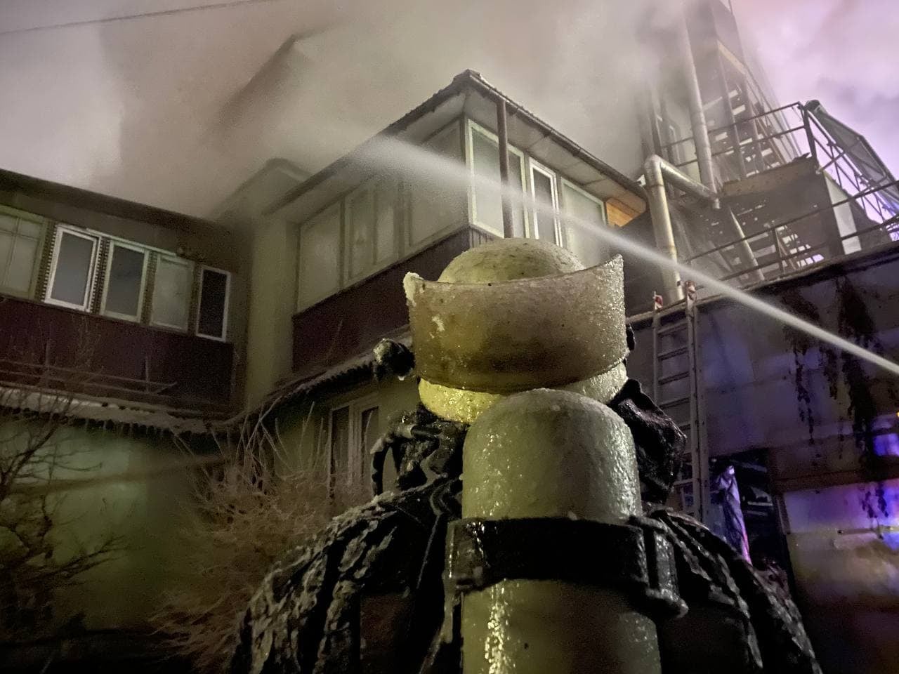 В Киеве вспыхнул трехэтажный жилой дом, спасатели сообщили о сложностях с ликвидацией пожара. Фото: ГСЧС