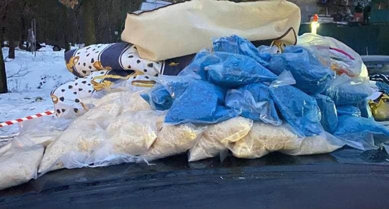 В Киеве водитель с наркотиками на 20 млн грн пытался откупиться от копов за 8 тысяч. Теперь ему грозит срок. Фото: Нацполиция