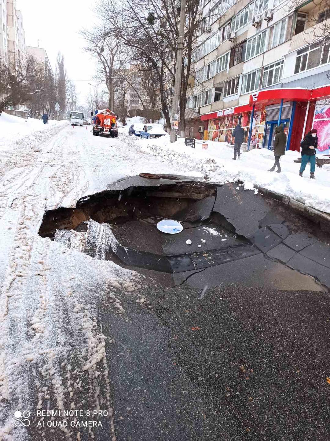 На Куреневке в Киеве прорвало коллектор, на дороге образовалась яма. Фото: Киевводоканал