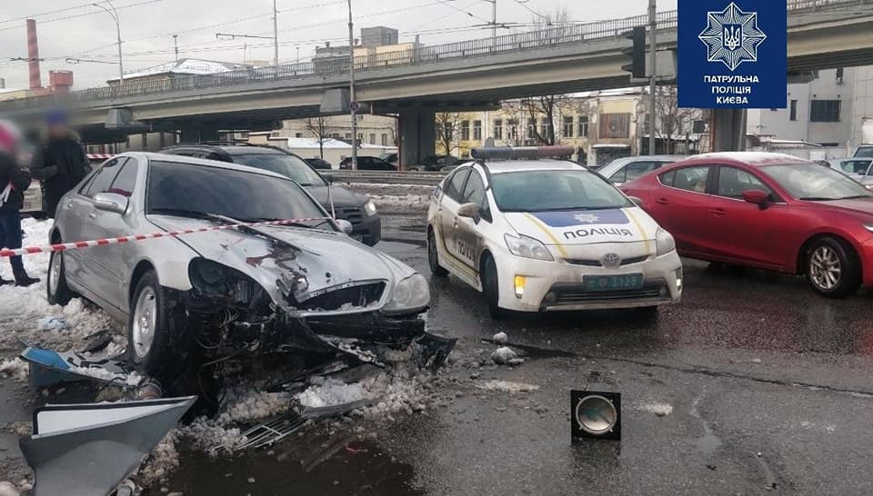 В Киеве парень "под кайфом", скрываясь от копов на Mercedes, врезался в Hyundai и сбил двоих человек. Фото: Полиция