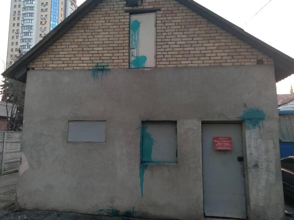 Вандалу, облившему краской здание киевского Департамента городского благоустройства, сообщили о подозрении. Фото: Прокуратура