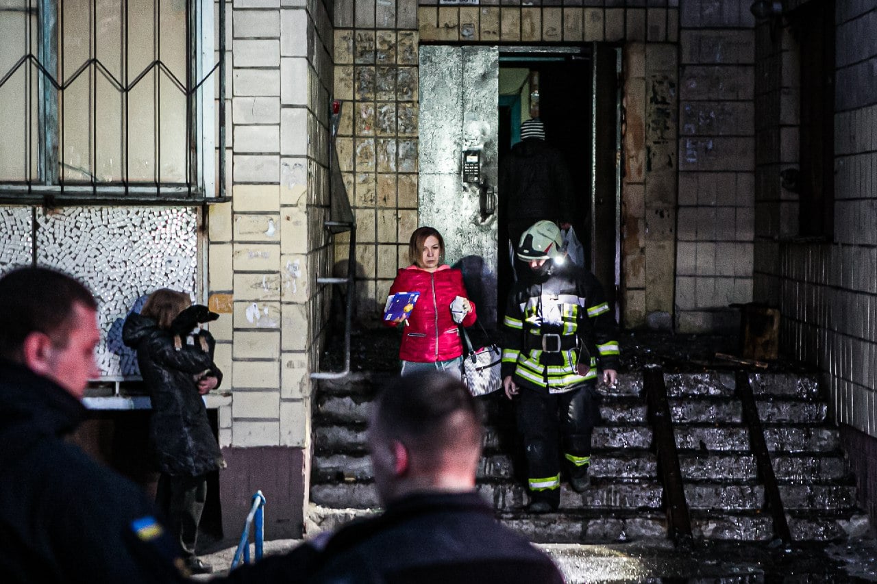 Киевлянка спасла детей во время пожара, передав их через окно соседям. Фото: ГСЧС