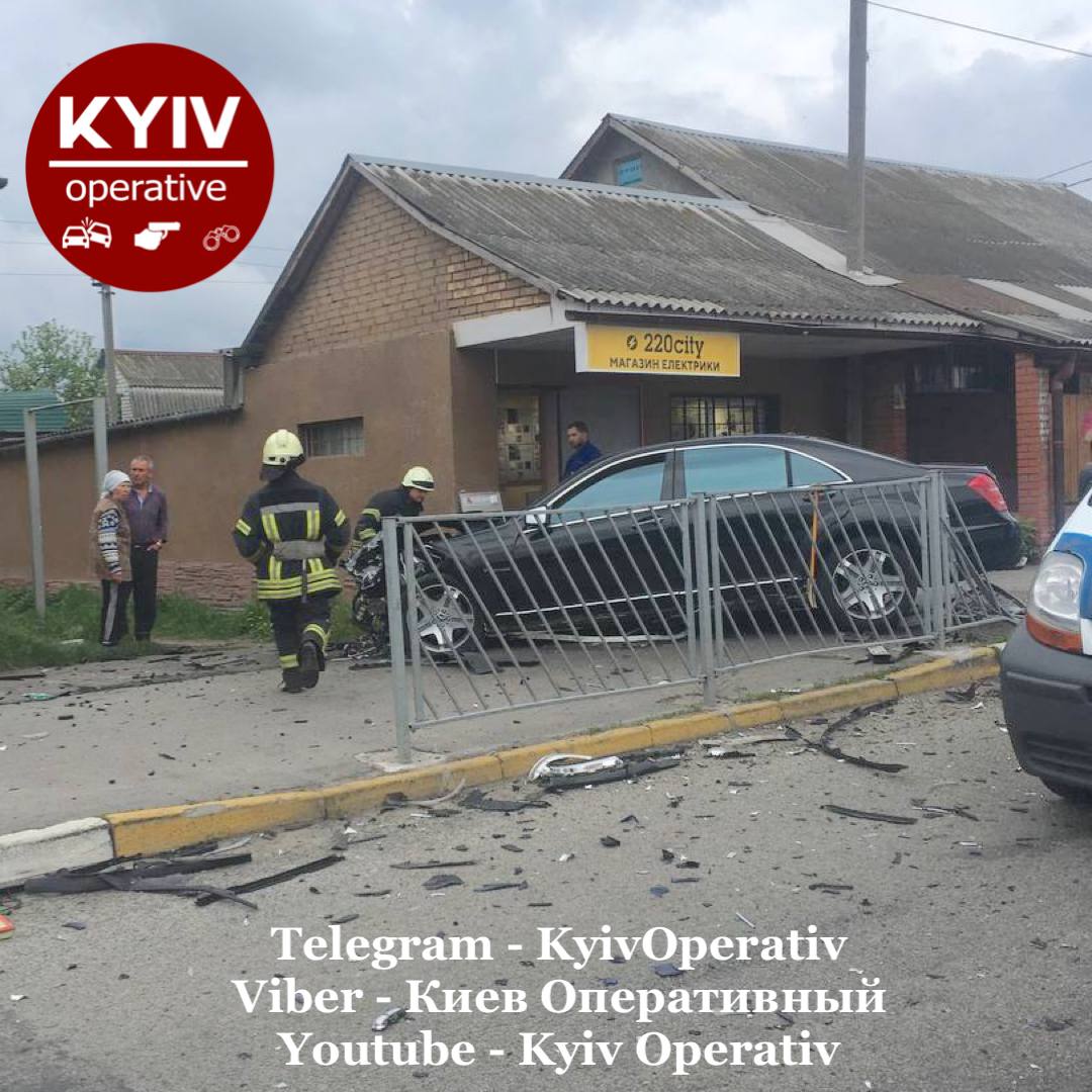 Под Киевом Mercedes после сильного лобового столкновения с Opel влетел в остановку. Фото с места ДТП