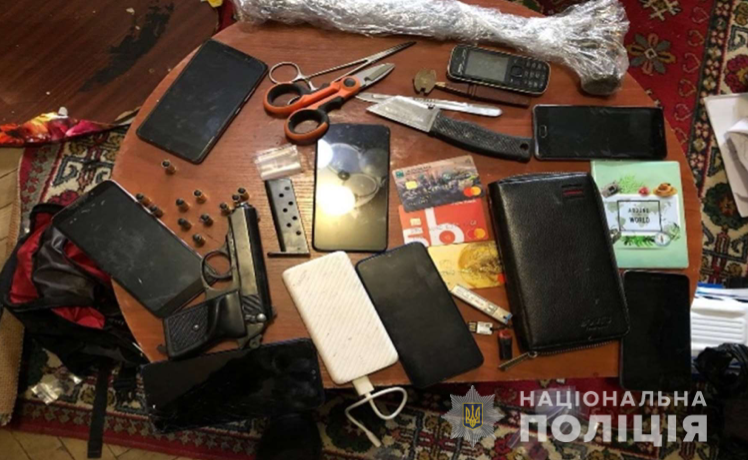 Под Киевом спецназ со штурмом задержал банду, которая совершала налеты на дома госслужащих. Фото: Нацполиция