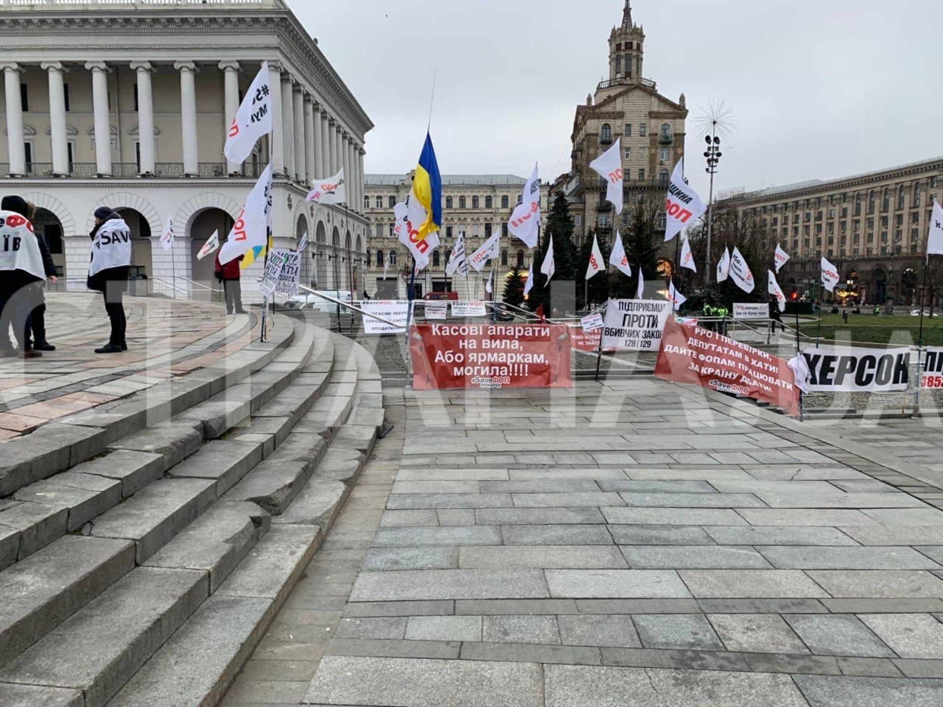 "Власть сделала нам отсрочку "казни". Протестующие ФОПы продолжают стоять на Майдане. Фото: Страна