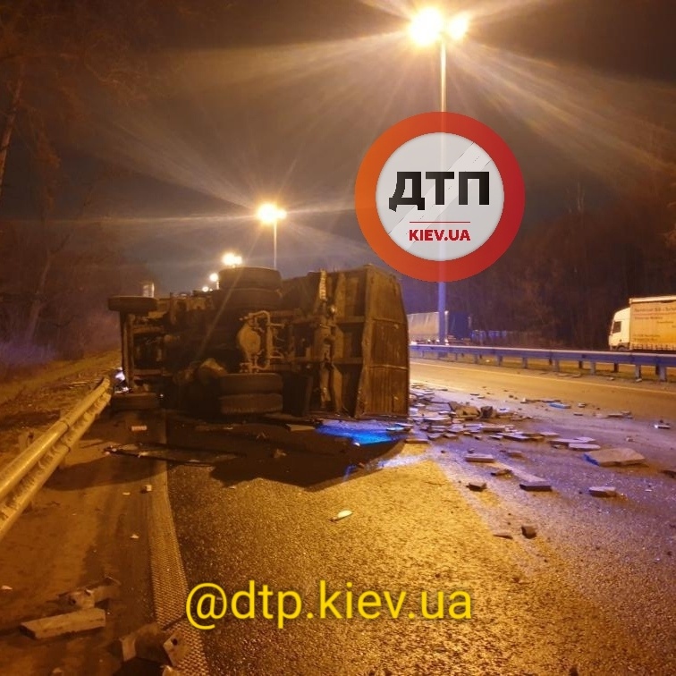 На въезде в Киев образовалась пробка из-за аварии, в которой перевернулась фура. Фото