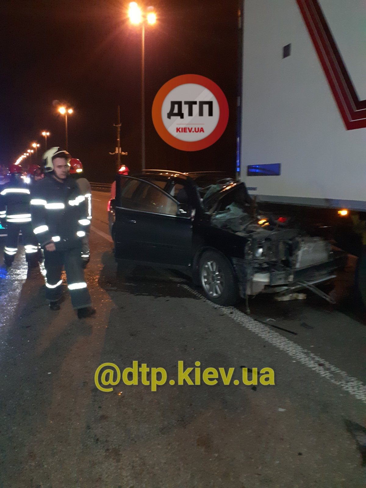 пьяный водитель на светофоре влетел в фуру и погиб. Фото: facebook.com/dtp.kiev.ua