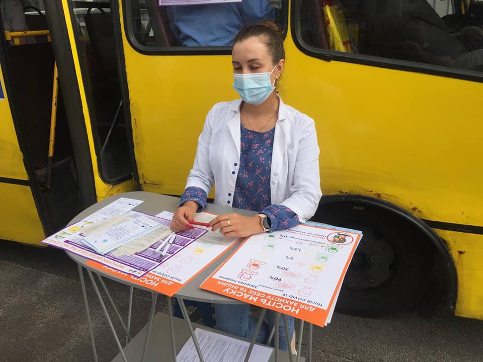 Киевляне возмутились, что в столице стали делать прививку от коронавируса в автобусе