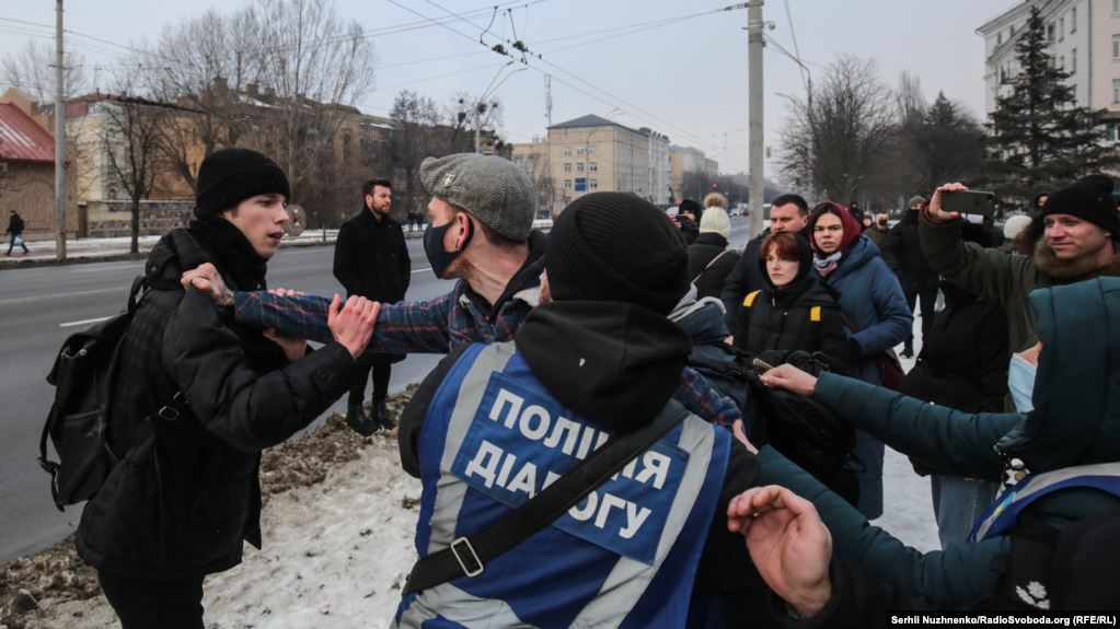 В Киеве под посольством России прошел митинг в поддержку Навального, где собрались не больше ста человек. Фото: Радио Свобода