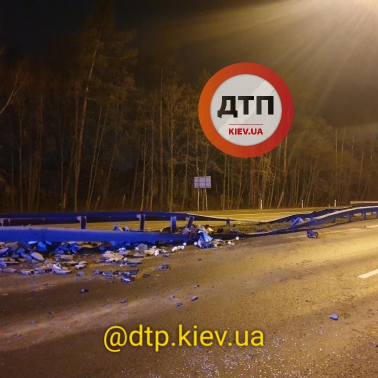 На въезде в Киев образовалась пробка из-за аварии, в которой перевернулась фура