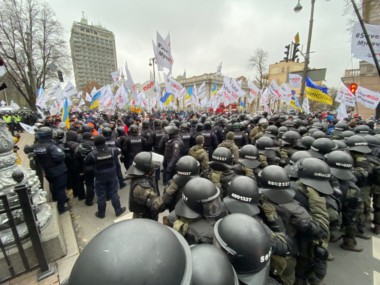 Под Радой собрались сотни предпринимателей и ФОПов. Фото: Страна