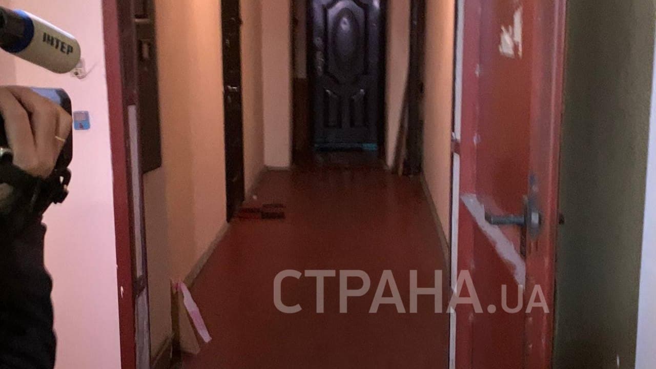 Фото квартиры, где Максим Сумин, зарезал родителей и младшего брата