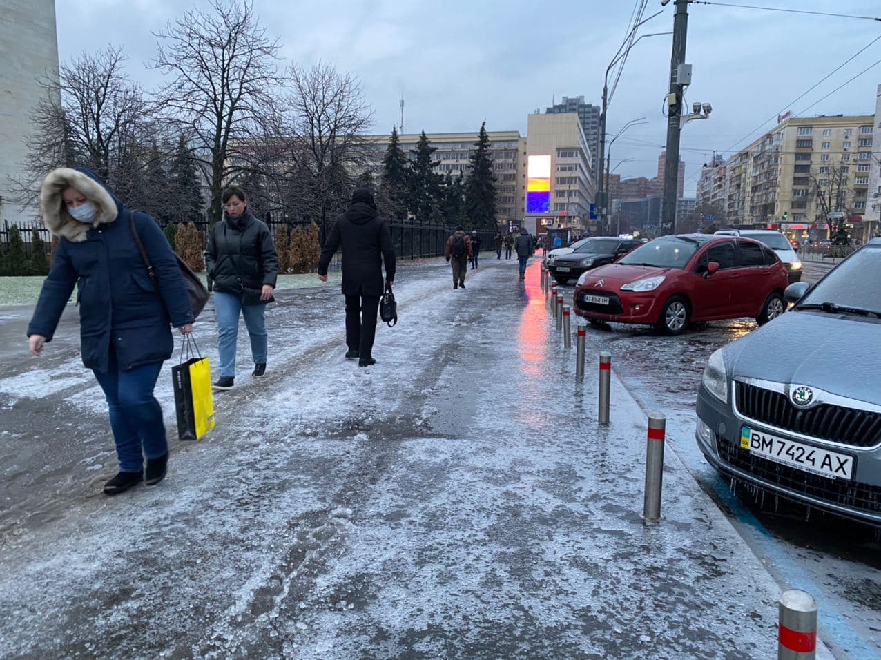 В Киеве дождь со снегом и морозом превратил улицы и тротуары в сплошной каток. Фото: "Страна"