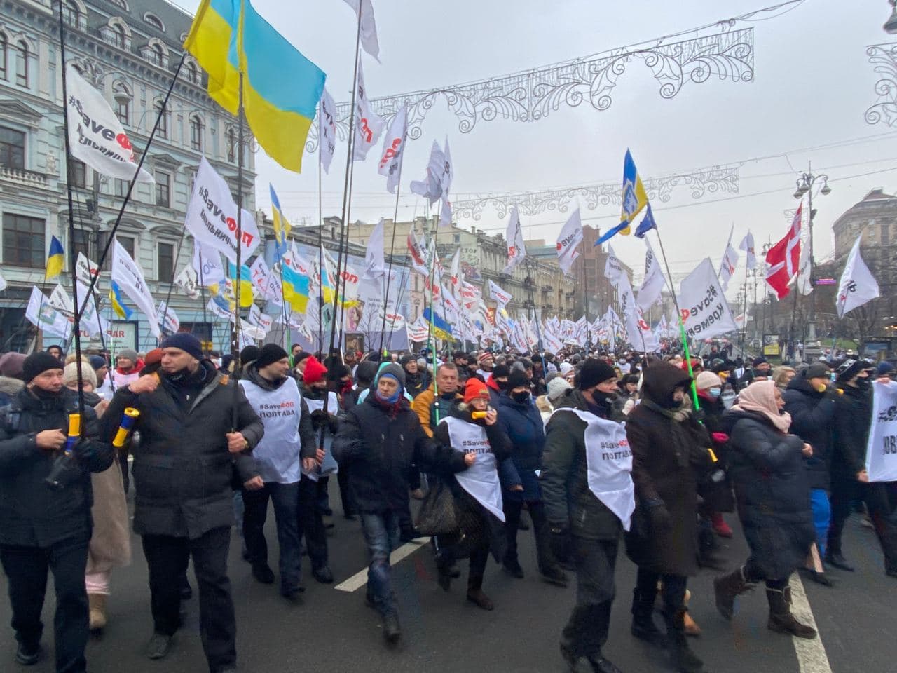 Протестующие в Киеве ФОПы идут маршем по центру города. Фото: "Страна"