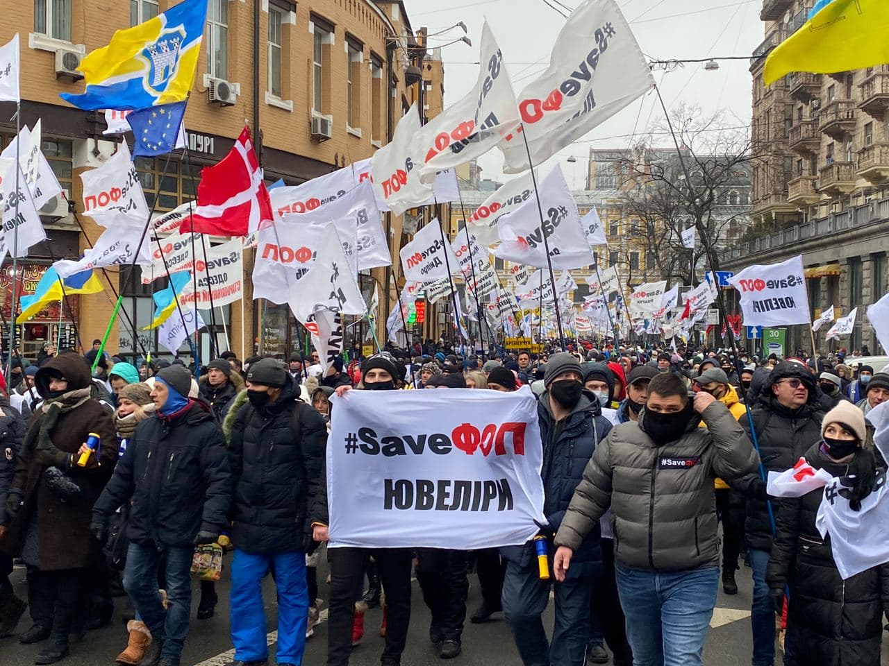 Протестующие в Киеве ФОПы идут маршем по центру города. Фото: "Страна"